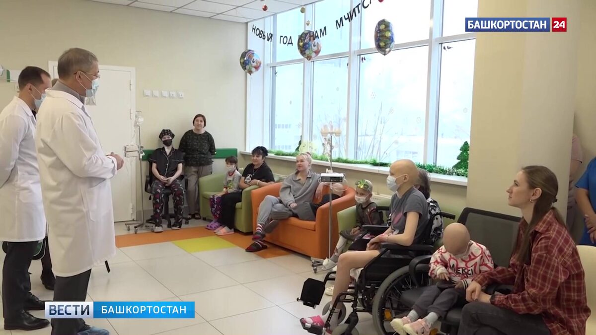   Глава Башкирии поздравил пациентов Республиканского центра детской онкологии и гематологии с наступающим Новым годом