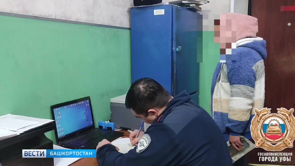    «Торопилась на новогоднее представление»: в Уфе женщина оставила авто на трамвайных путях