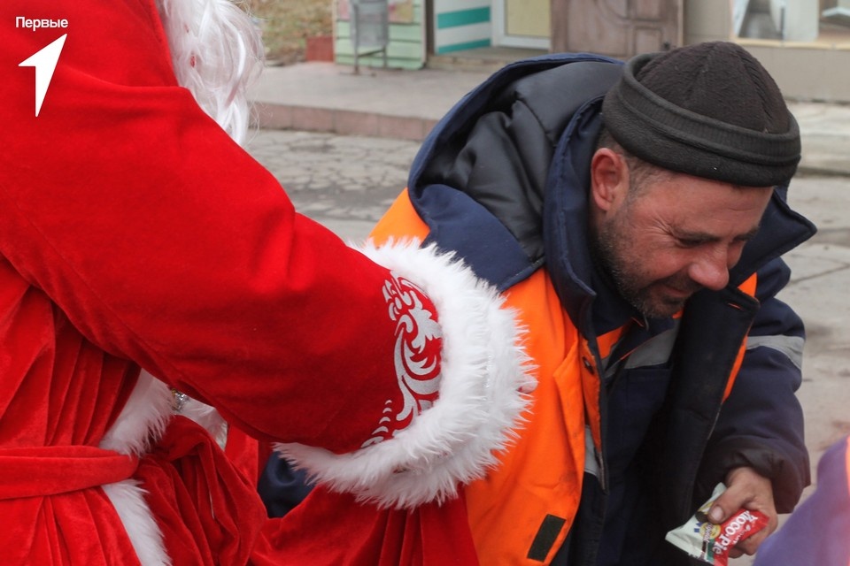    «Движение Первых» подарило новогоднее настроение взрослым, кто в новогоднюю ночь будет на работе или на службе. Фото: Организаторы акции