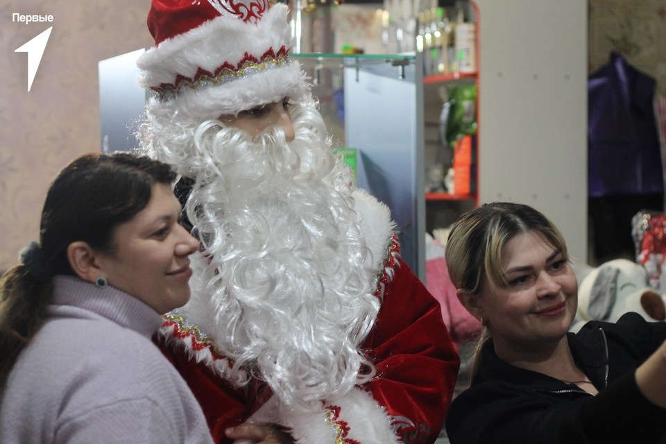    «Движение Первых» подарило новогоднее настроение взрослым, кто в новогоднюю ночь будет на работе или на службе. Фото: Организаторы акции