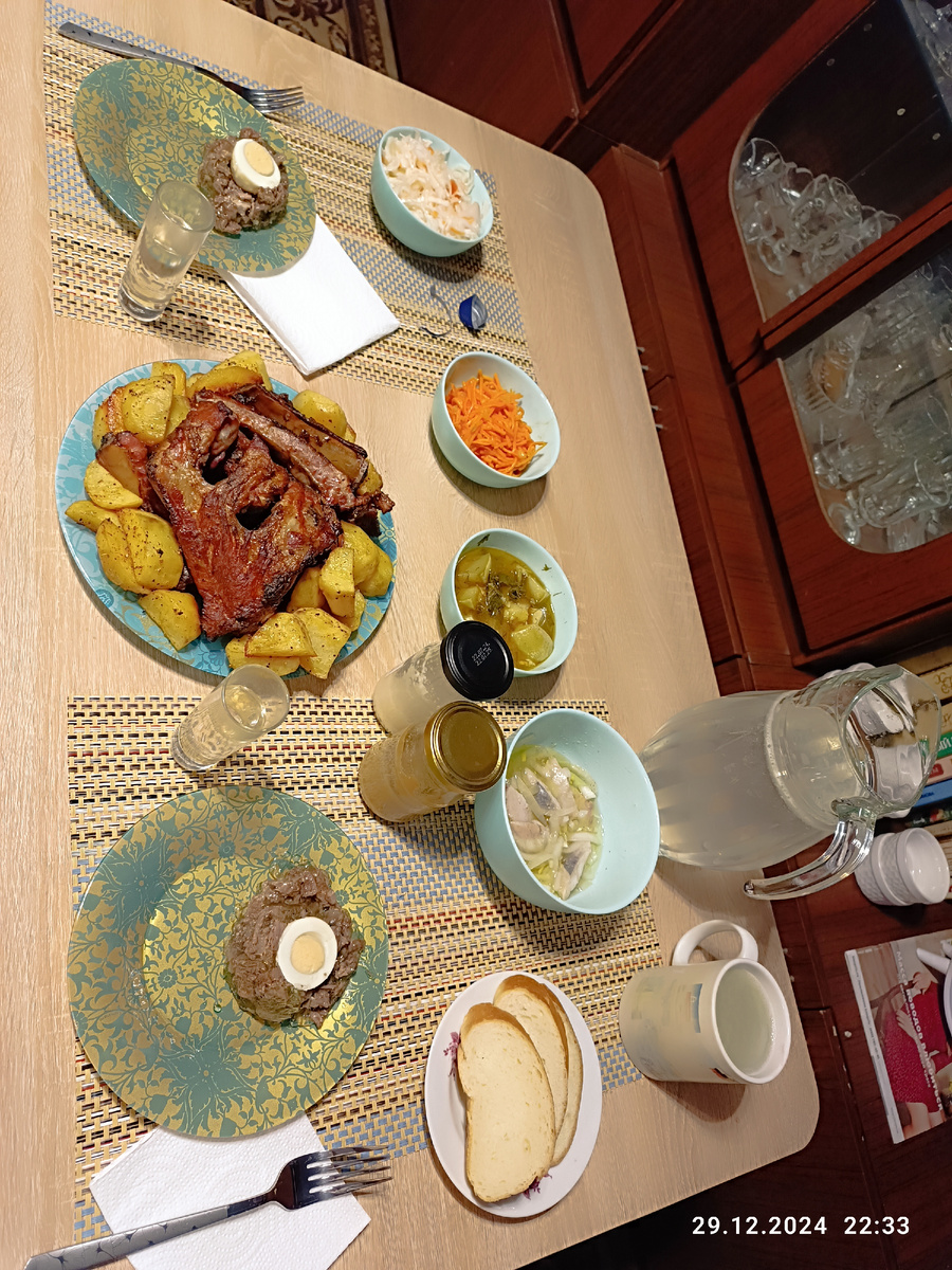 Запечённые рёбрышки с картошкой и порционная заливная говядина. Не успела застыть, но всё равно вкусно😊