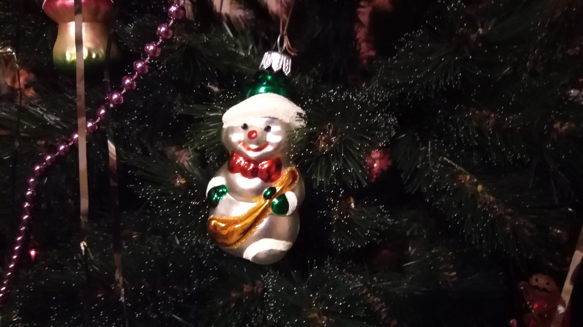 Вот игрушку на ветку повесила