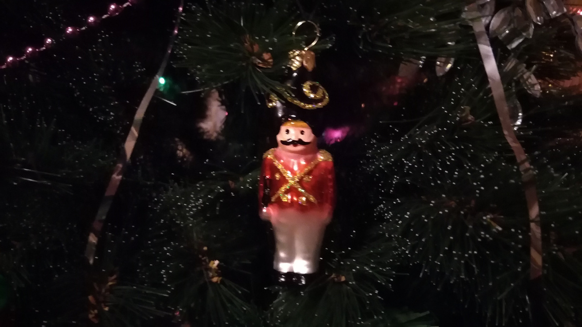 Ещё одну игрушку. 