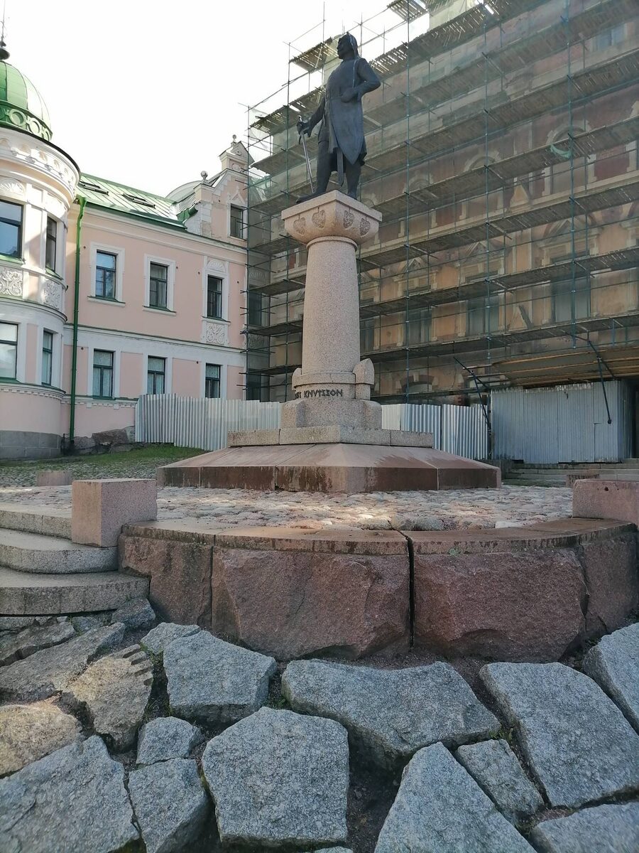 Памятник Торгильсу Кнутсену 