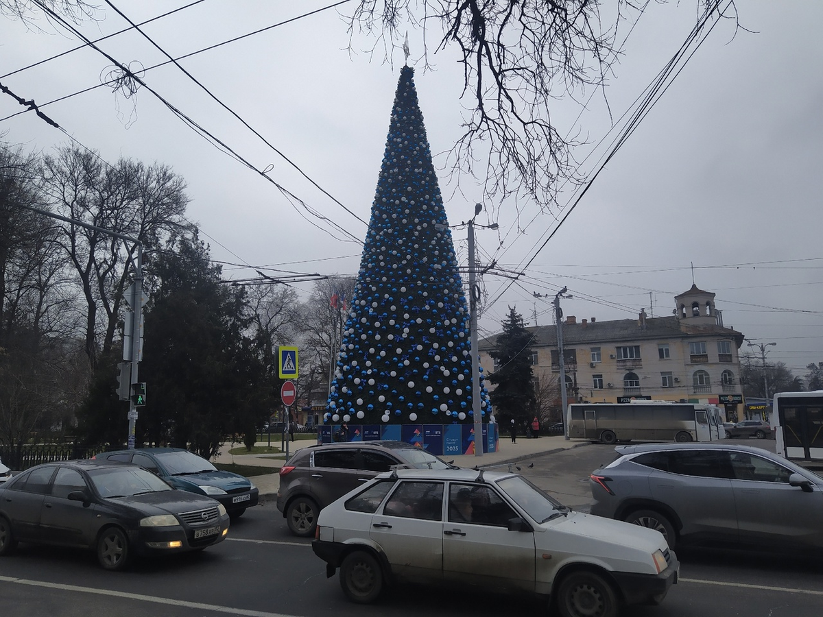 Симферополь встретил шикарной ёлкой на привокзальной площади (с) Фото: Н. Остапцов