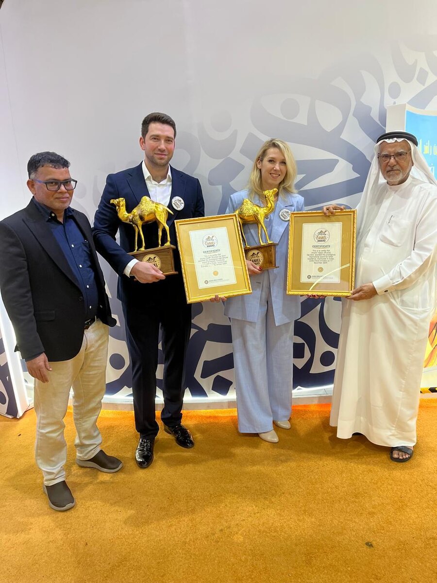 Художники Арсений Власов и Алёна Эаратх на церемонии вручения премии "Camel Award" ОАЭ, Дубай, 2024