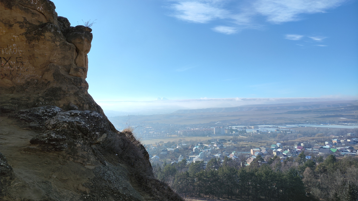 вид с горы Кольцо. На горизонте-Эльбрус.