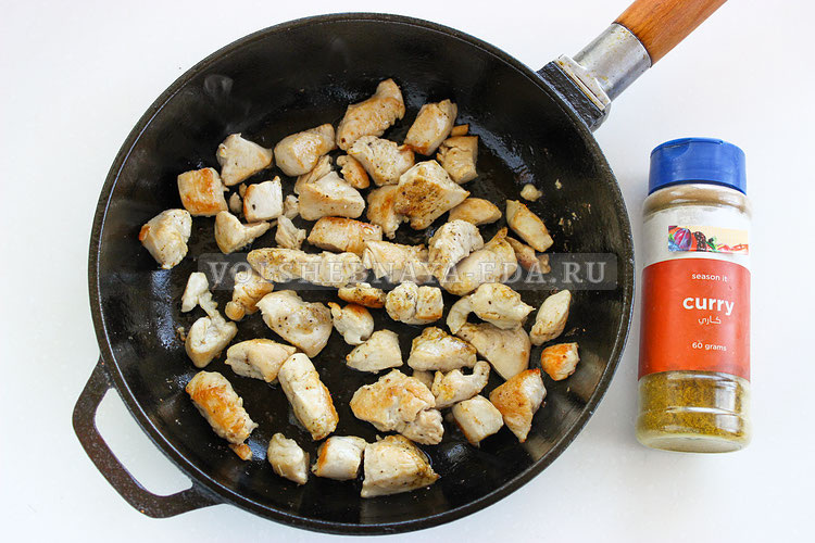 Яйца сразу поставить вариться вкрутую. Куриное филе нарезать некрупно и обжарить на сковороде с минимальным количеством растительного масла до полной готовности. Приправить солью, перцем и карри. Остудить.