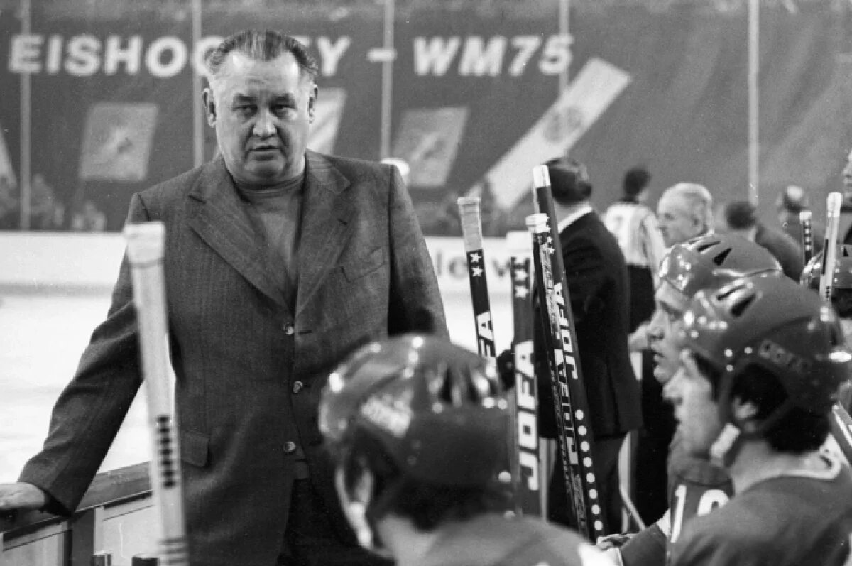    Старший тренер сборной команды СССР по хоккею Борис Кулагин (стоит слева) даёт указания игрокам перед матчем чемпионата мира по хоккею с шайбой.