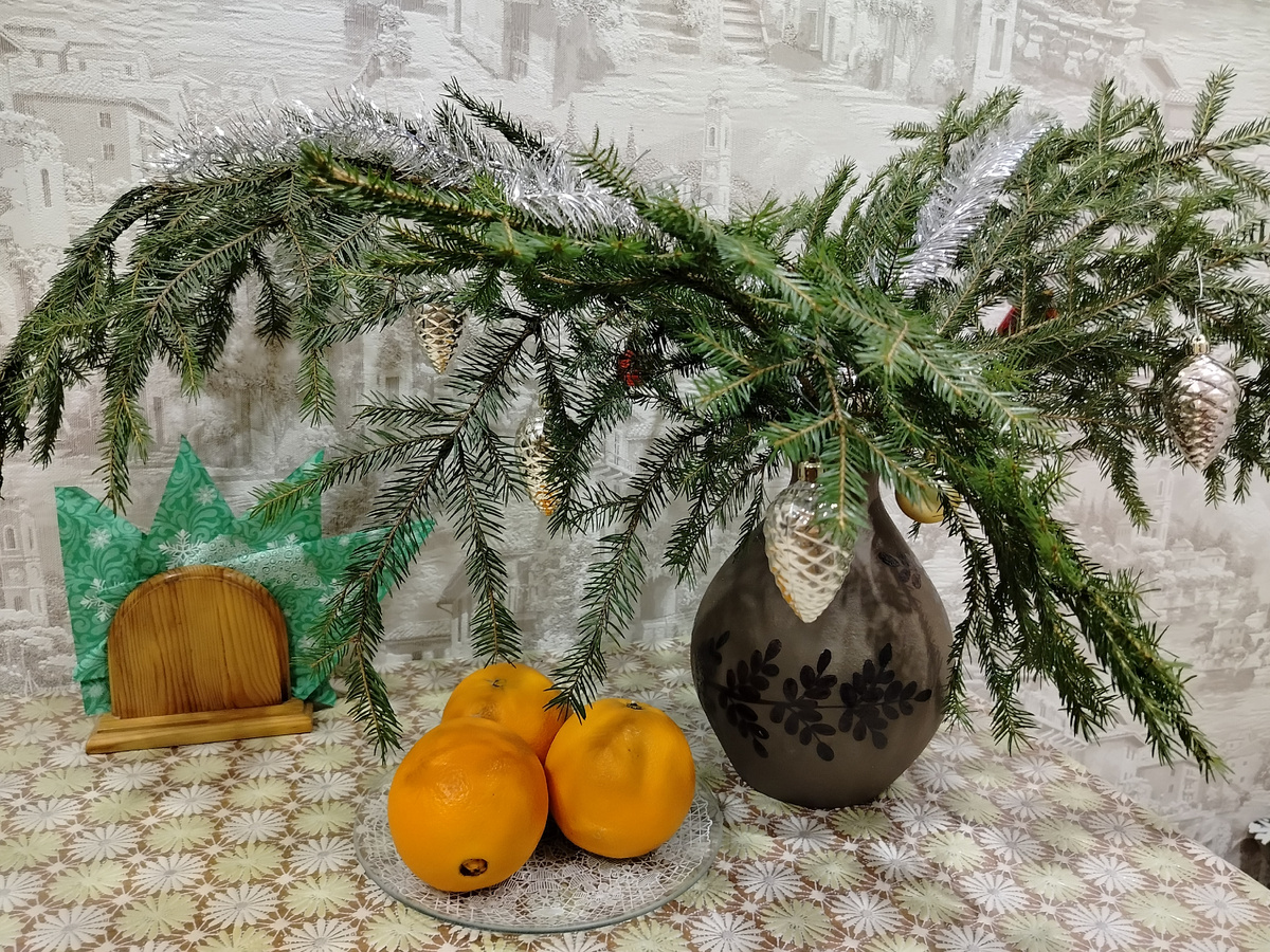 Букет на кухонном столе. Из мишуры попыталась снег создать. А то нам его так не хватает😄