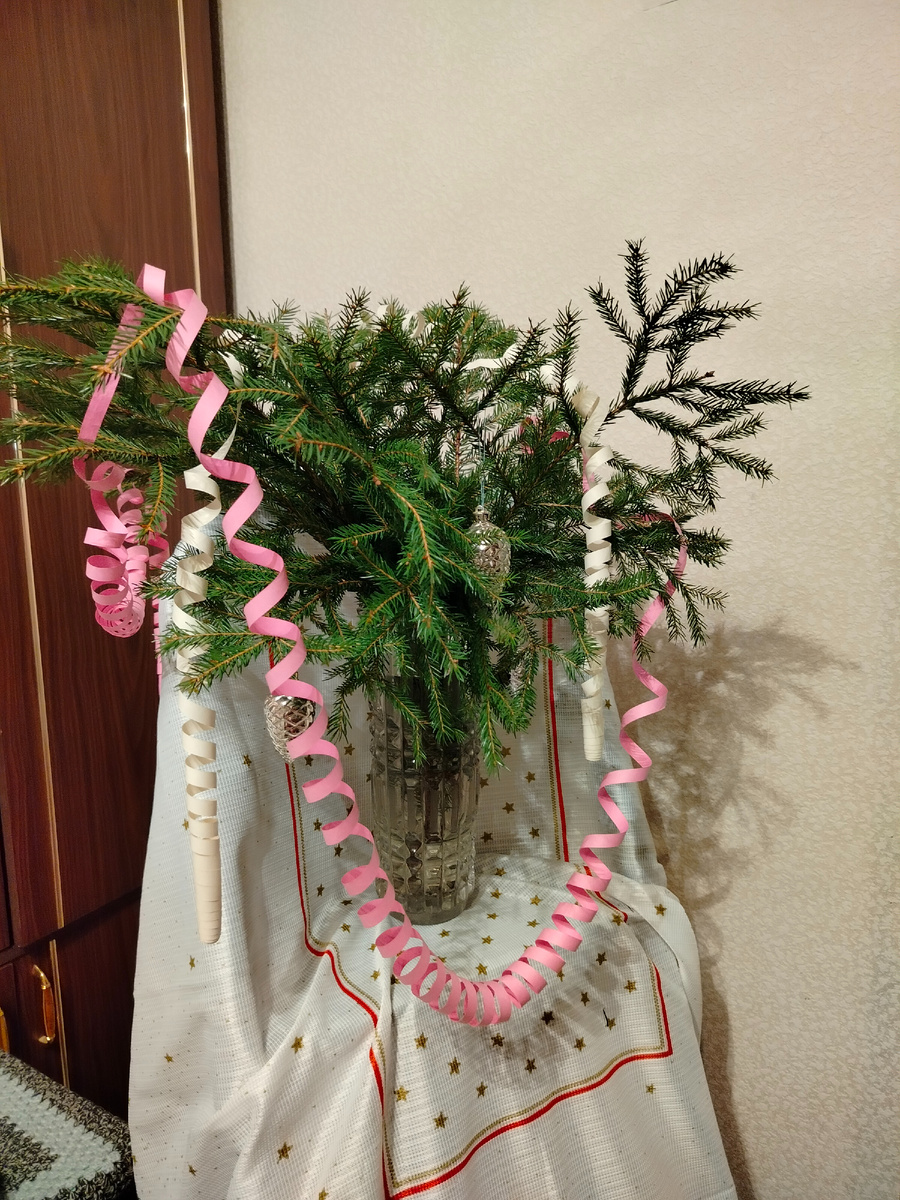 Букет в Сашином кабинете водрузила на стремянку, прикрыв её новогодней салфеткой. Серпантин откопала в коробке. Ему уже "сто лет", то есть он из прошлого века😄 