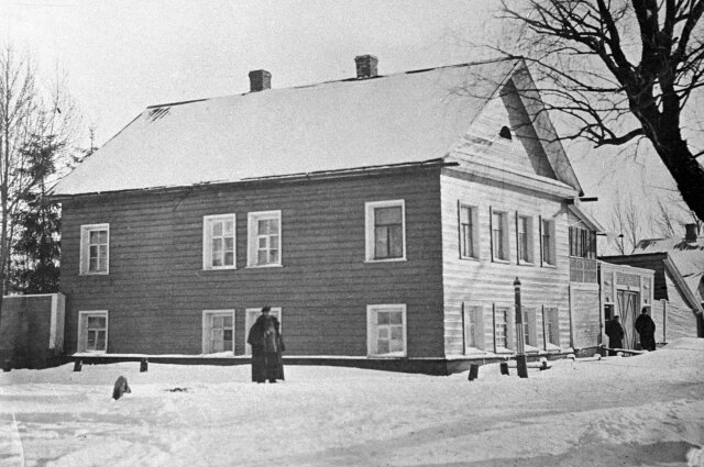    Репродукция фотографии дома Федора Михайловича Достоевского в Старой Руссе, из собраний Государственного Исторического музея. Фото:  РИА Новости/ Михаил Филимонов