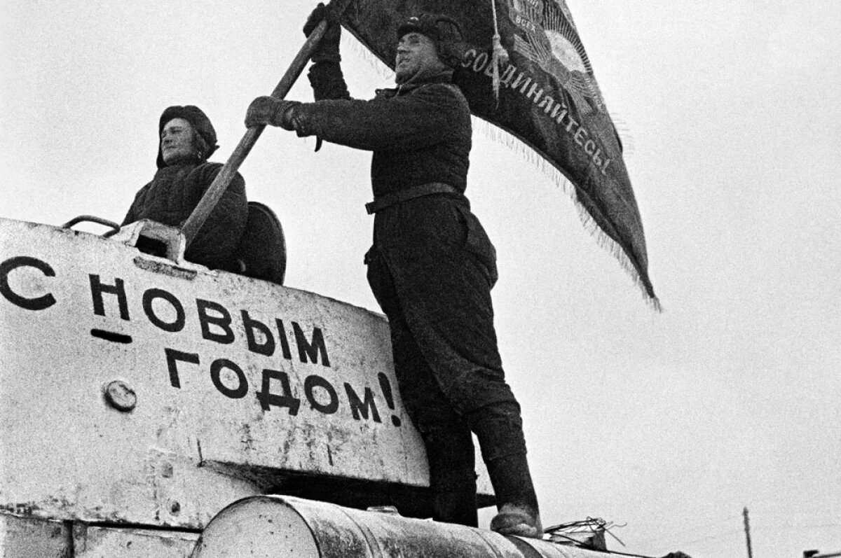    Оборона Москвы. Танкисты отправляются на фронт в канун Нового, 1942 года