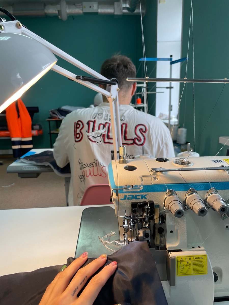 Вот мы уже сидим и работаем за швей, чтобы вывозить.