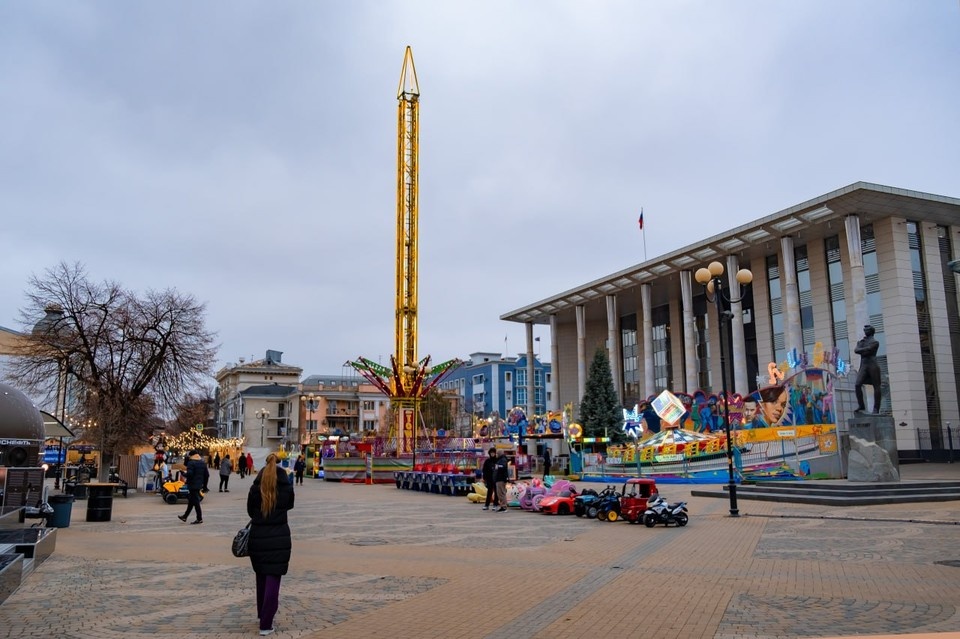    Для взрослых и детей установили аттракционы Иван ДРУЗЯКИН