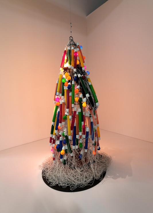 Ацука Танака "Электрическое платье" 1956, реконструкция 1999 для Центра современного искусства Жоржа Помпиду в Париже