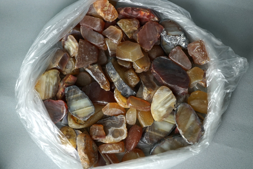 Масса обрезков-заготовок, вполне годятся для мелких вставок в украшения или как заготовки для камей.