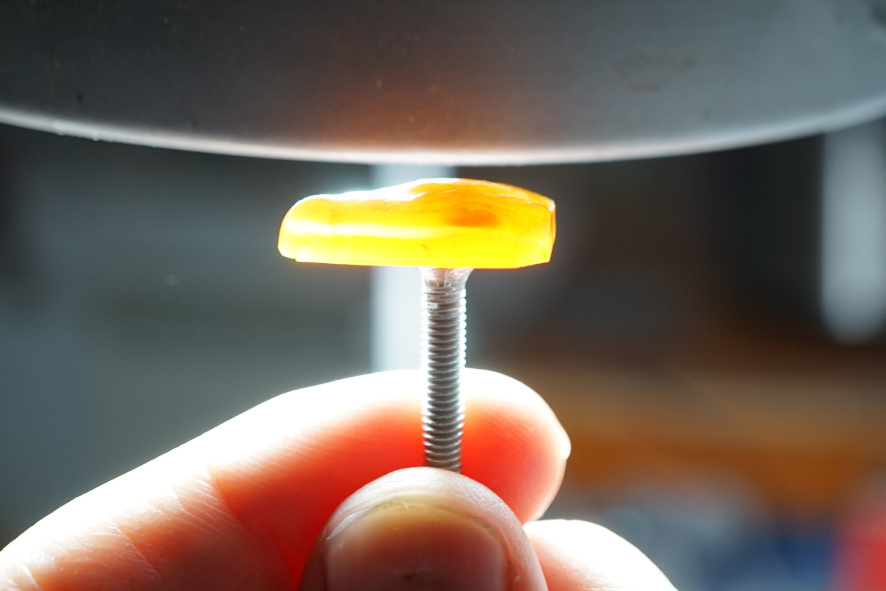 В верхней части камня имеется трещина, её выдаёт более интенсивная окраска камня.