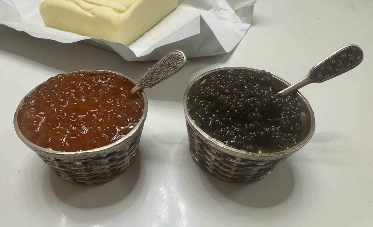 Красная и чёрная. Икра полезна и та, и эта. А на вкус и цвет, как известно, товарища нет