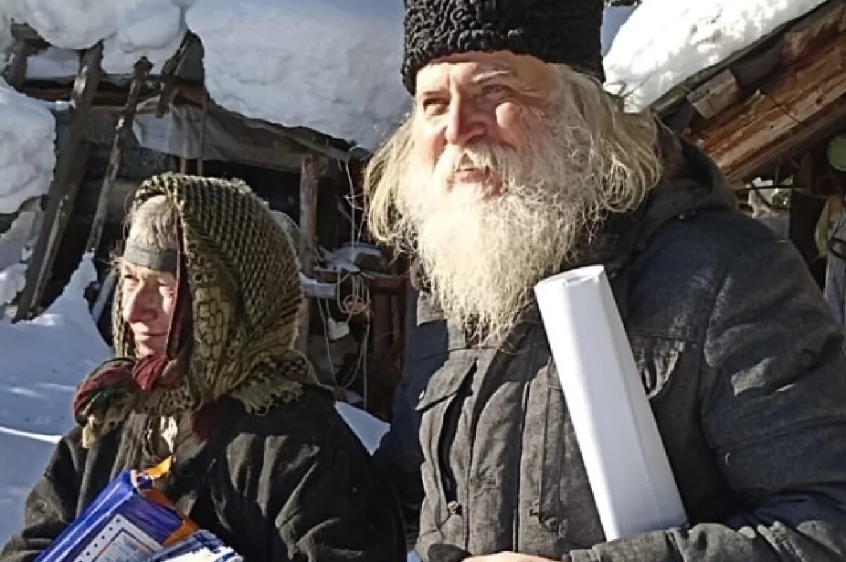    Агафья Лыкова с духовным наставником Игорем Мыльниковым.