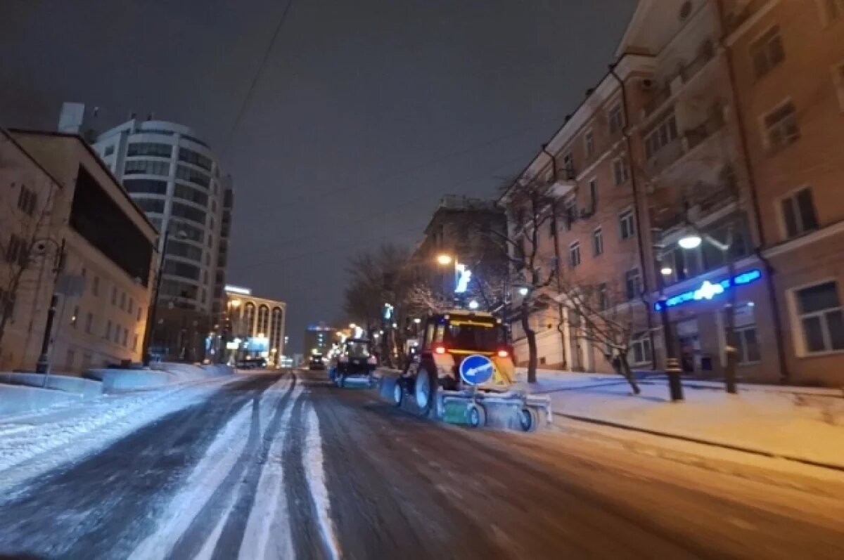    За ночь во Владивостоке выпало 2,1 мм снега, коммунальщики чистят улицы