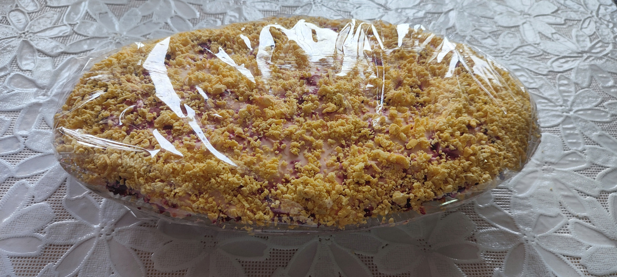 Накрыла пищевой плёнкой и убрала в холодильник