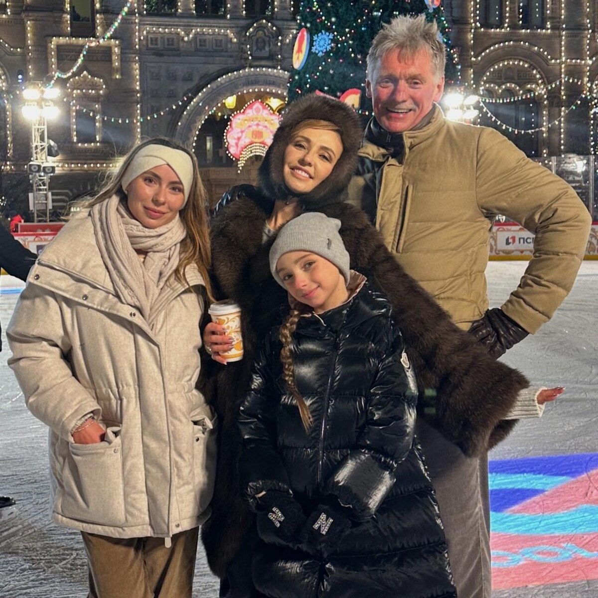    Татьяна Навка с мужем Дмитрием Песковым и дочками Социальные сети