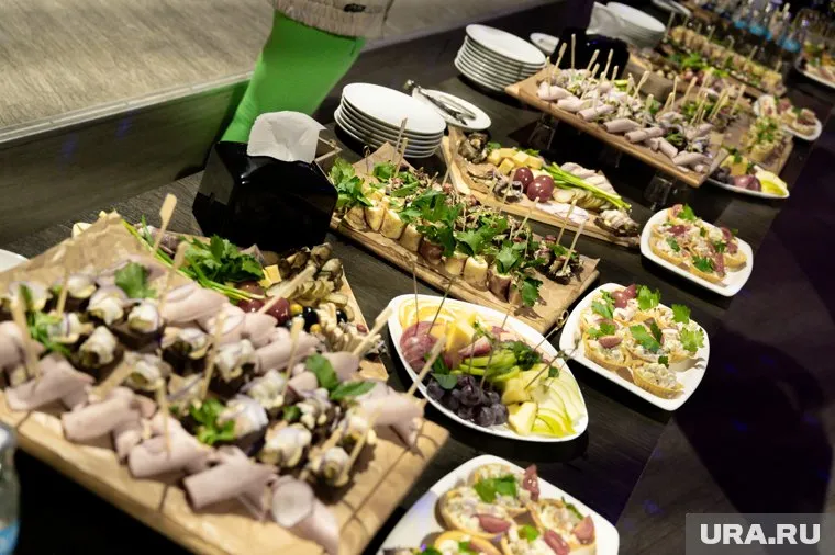 Диетолог советует пить воду между приемами пищи, даже если во время застолья в качестве напитков употребляется алкоголь
Фото: Руслан Яроцкий © URA.RU