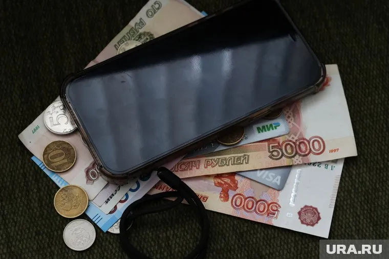 Даже вытянув все деньги, мошенники продолжали убеждать жертву занять в долг у знакомых
Фото: Екатерина Сычкова © URA.RU