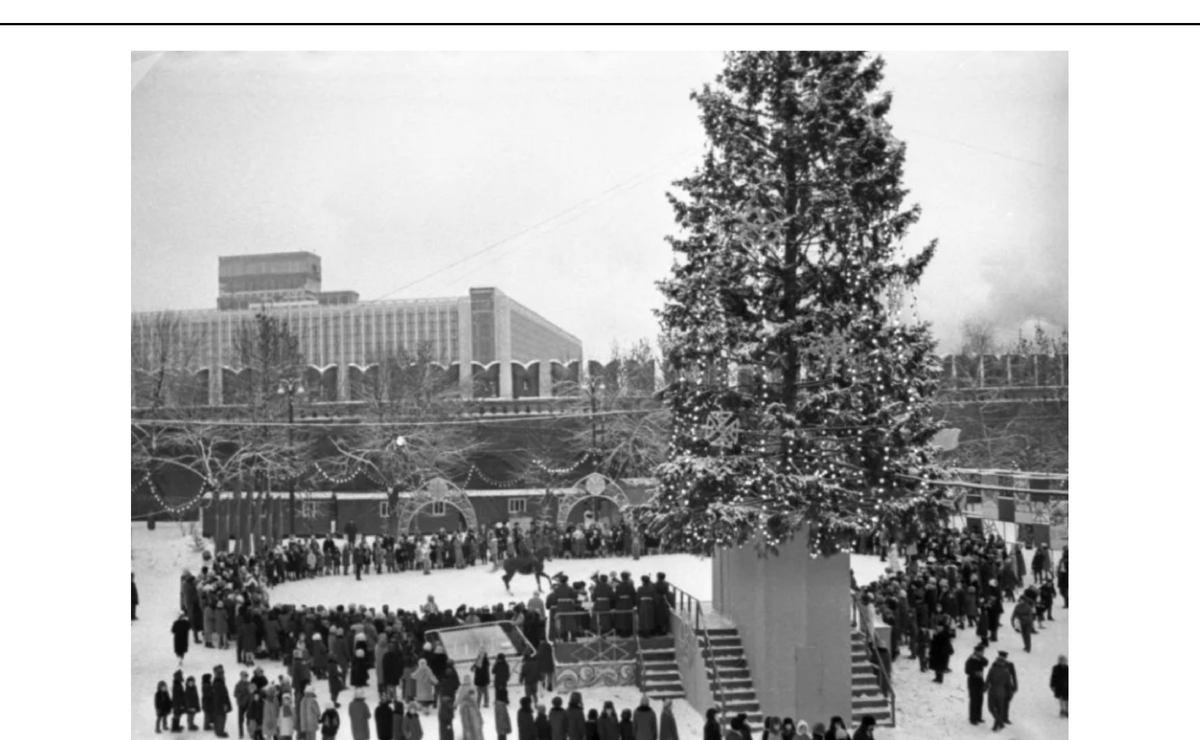 Главная Ёлка Кремля в Москве в 1937 году.