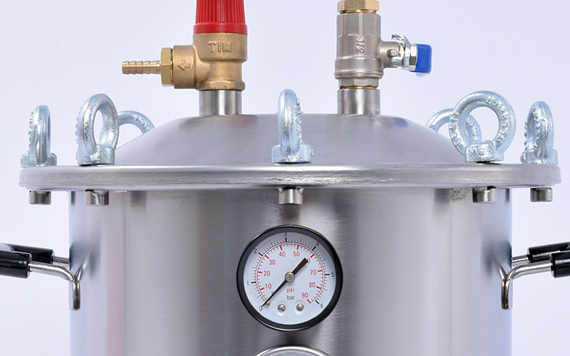    На фото: рым-болты для крепления крышки автоклава