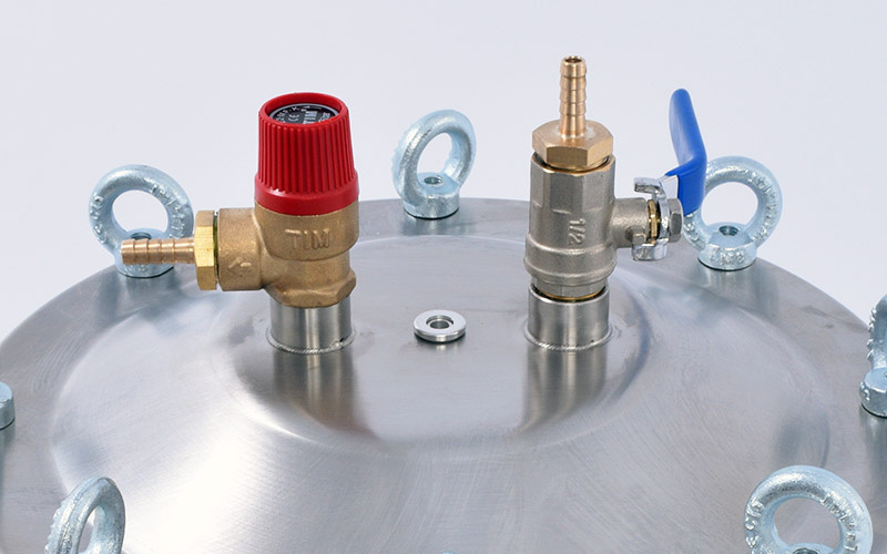    На фото: предохранительный, продувной и обратный клапаны