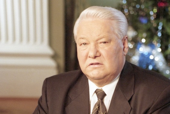    Борис Ельцин во время традиционного новогоднего обращения к гражданам России, на котором он объявил об уходе с поста президента РФ, 1999 год