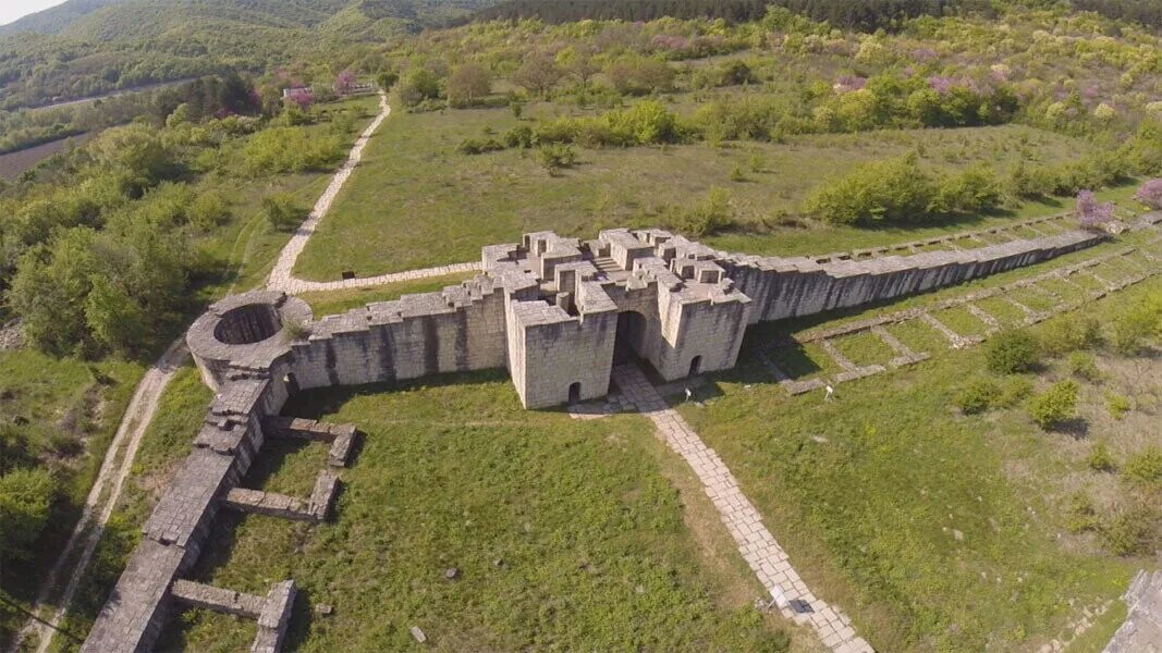 Развалины оборонительных сооружений Преславы