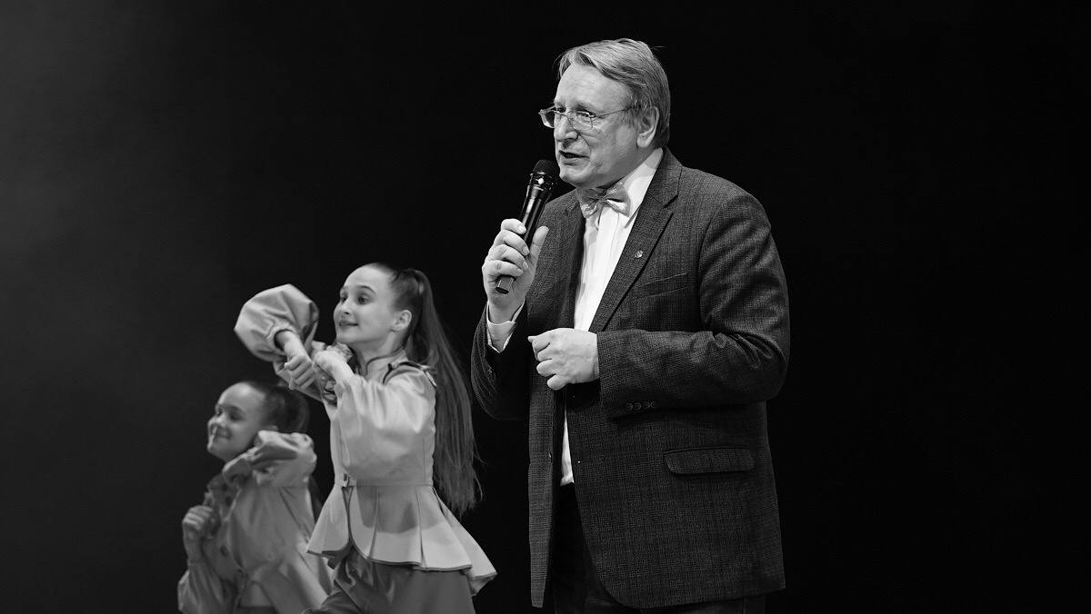 Время от времени, приходится в руках держать не только ручку, но и микрофон...