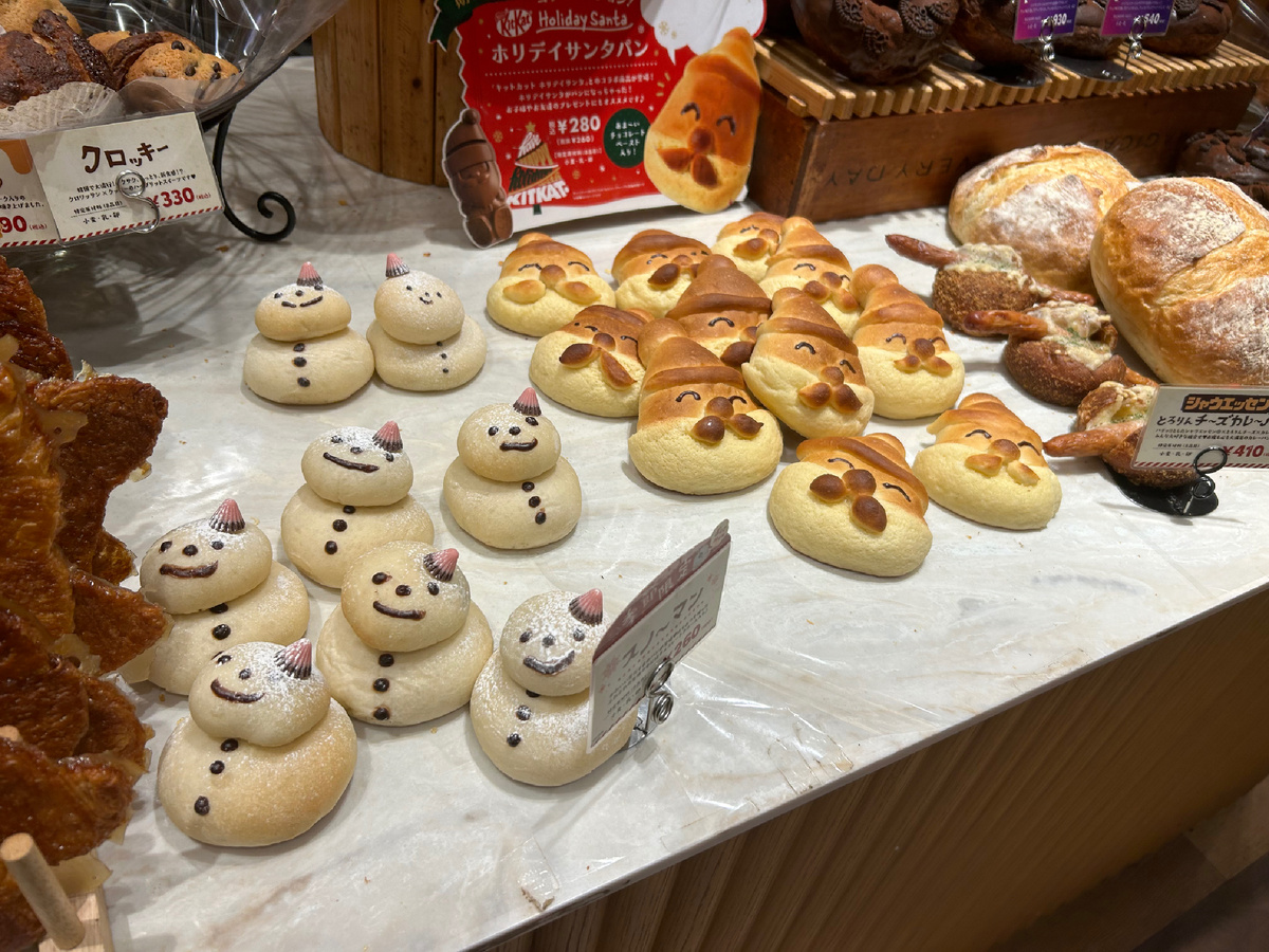 Ну и какой же Новый год без Деда Мороза и снеговиков! Вот такие они в Японии😀