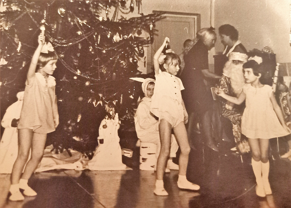 Благодарю за архивное фото Марину АБРОЧНОВУ. За её спиной Дед Мороз. 