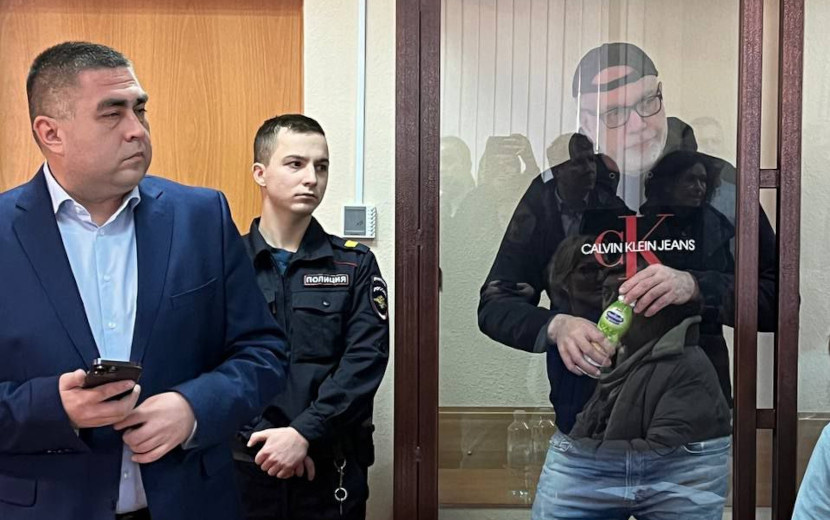  Экс-председатель Адвокатской палаты Удмуртии Дмитрий Талантов дожидается приговора в здании суда в Завьялово. Фото: Объединенная пресс-служба судов Удмуртии.