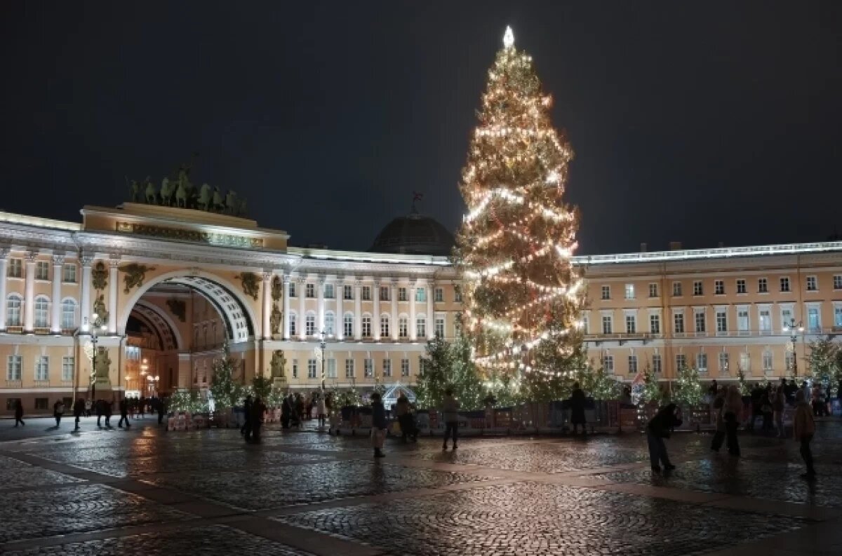    Звезда вернулась на главную новогоднюю елку Петербурга
