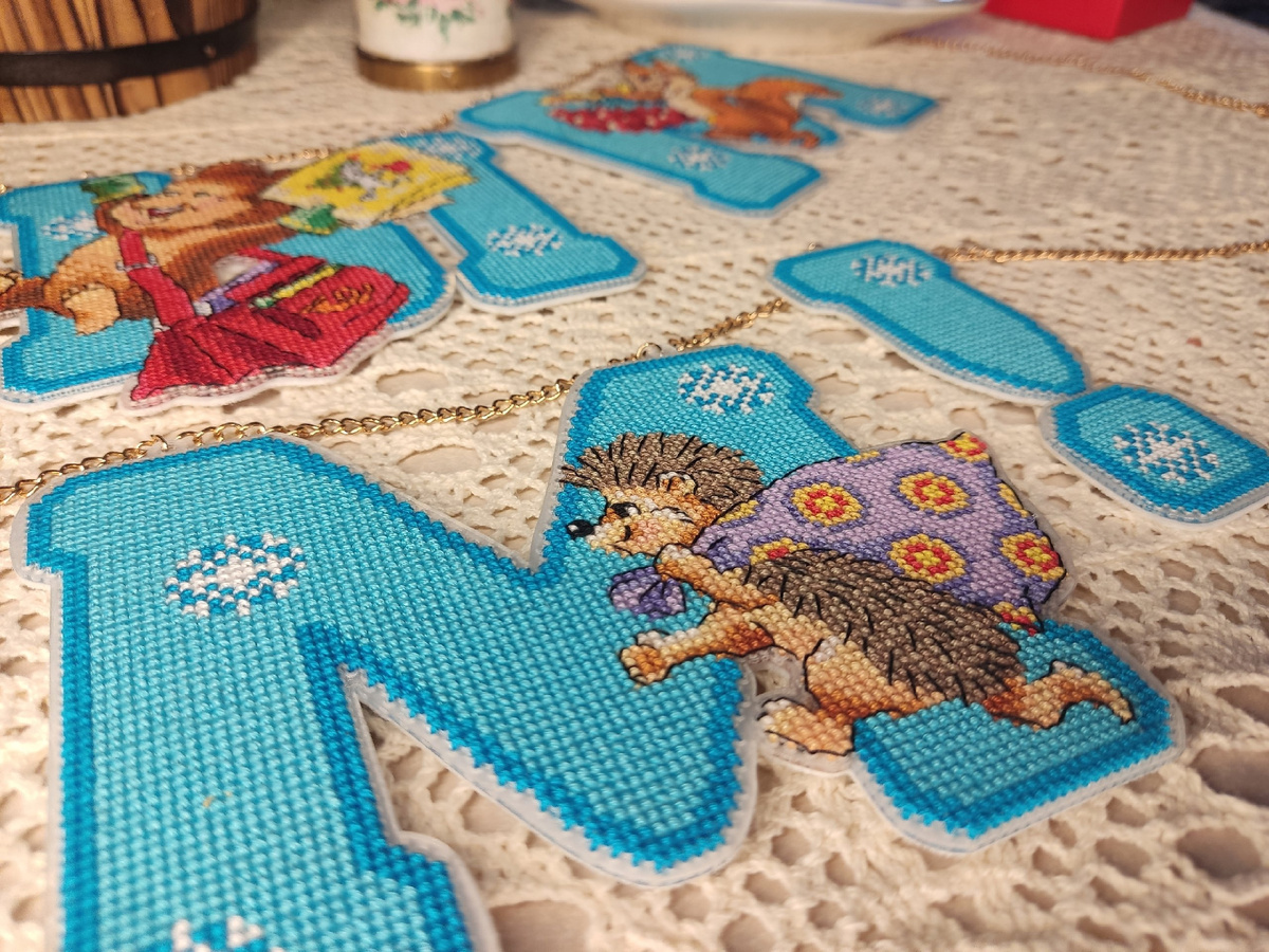 Размер букв - около 10 сантиметров в высоту