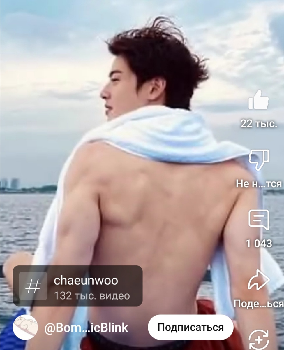 Льем на себя горячую воду от левой косточки плечевого сустава до правой, забегая на шею, и обратно, обрисовывая струей воды полотенце) 