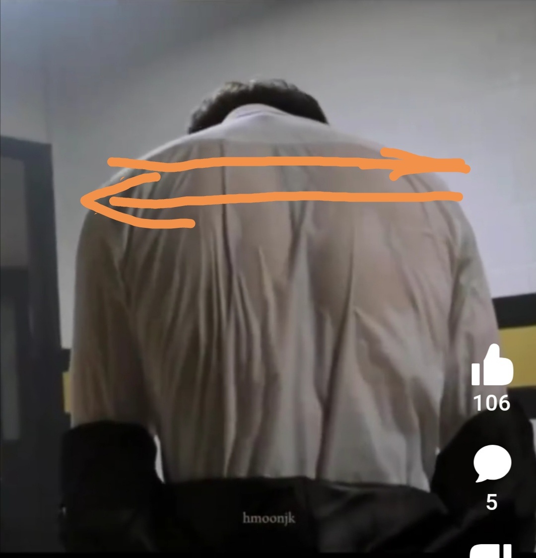 Очевидцы утверждают, что это - Чон Чонгук из БТС. Товарищ, в следующий раз рубашечку под душем можно снять, да и все остальное тоже! Но, спасибо за наглядность! 😘