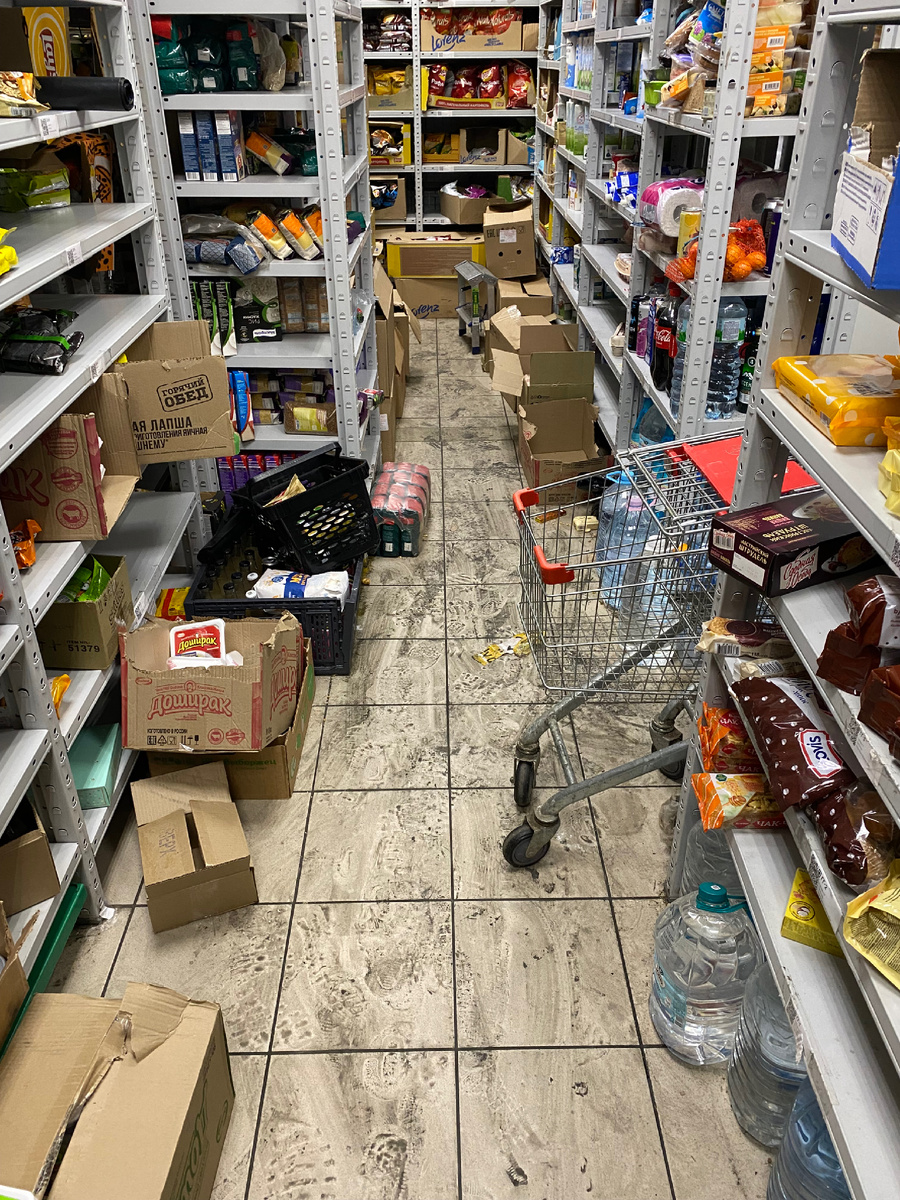 Товар раскидан по всему даркстору на годами не мытом полу