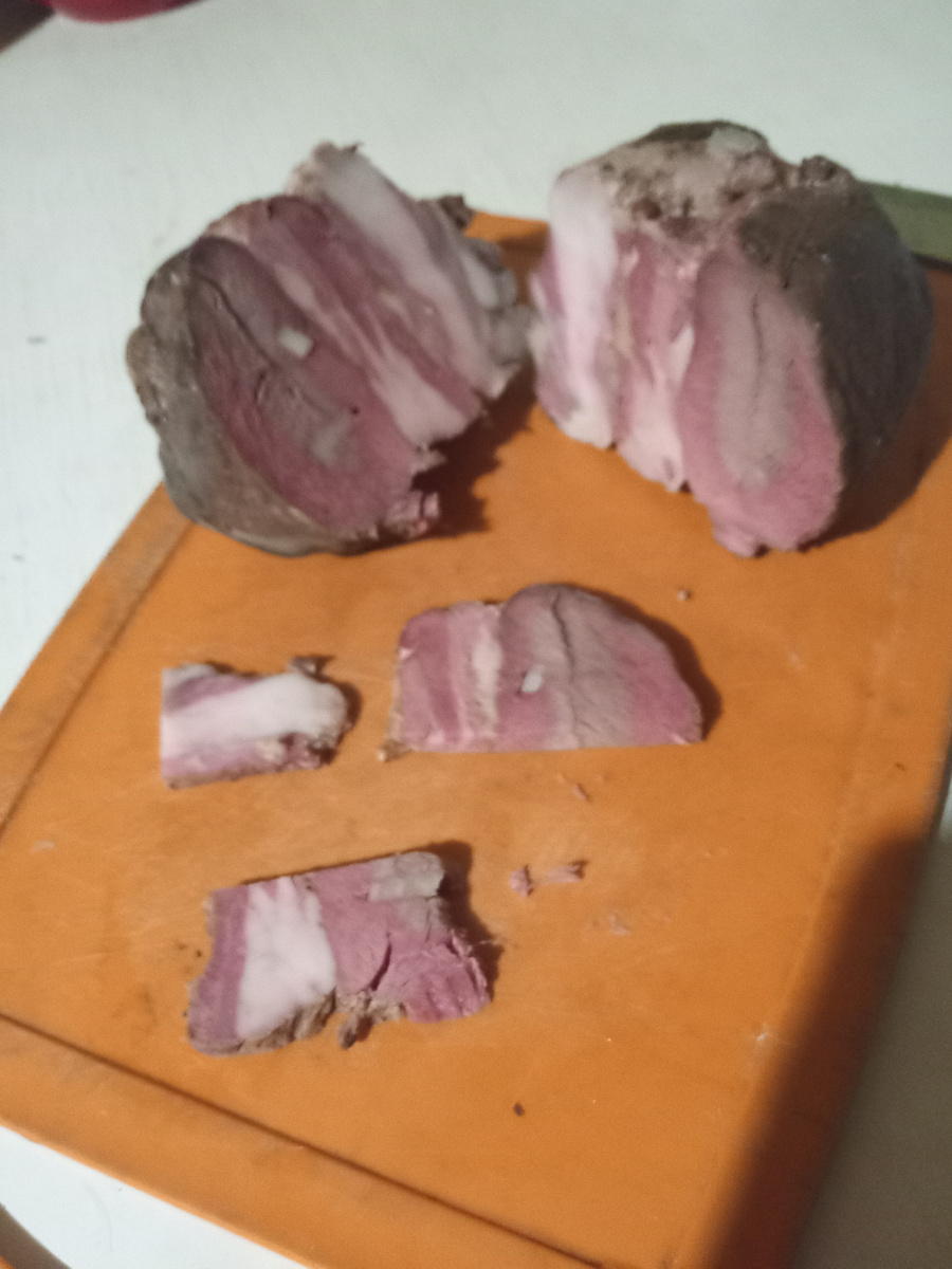 И вкус и цвет!                                                Конечно это дикое мясо и не тает во рту. Хотя я считаю что таять во рту должно только мороженое, масло и САЛО. Но! Мясо мягкое, отлично, без напряга челюстей жуётся и вкус! Вкус блин! Почти божественный. На мой взгляд соли не хватает, но мне всегда её не хватает. 😕 Испытаю сегодня на соседях. К ним там ещё гости должны городские приехать. Так что на них можно испытывать. 🤭 Это у меня что получилось? Даже не знаю как называется. 🤔 В общем,  копчёно - варёный кусок хряка. Нет. Именно копчёно - варёный. 😡 Потому что я сначала коптил потом варил. 😜 Мясо 👍. 🥩