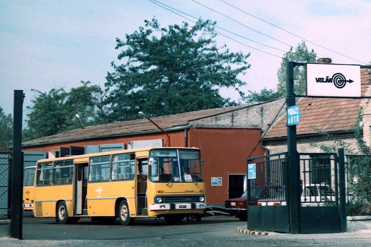 ▲ Ikarus 266.25 в одном из подразделений компании Vólan. Венгрия, первая половина 80-х годов  /// Фото: соцсети