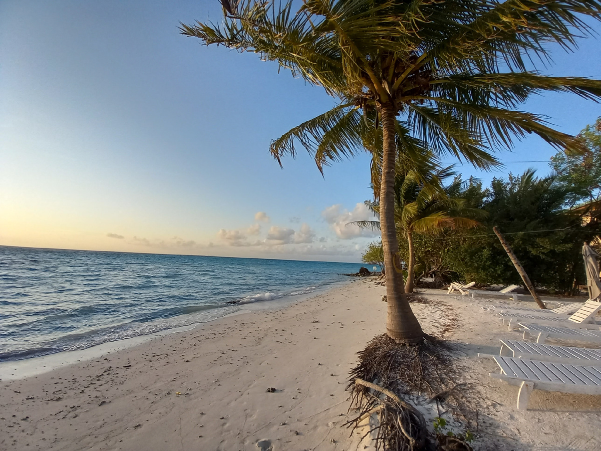 Пляж на острове Диффуши. Мальдивы.