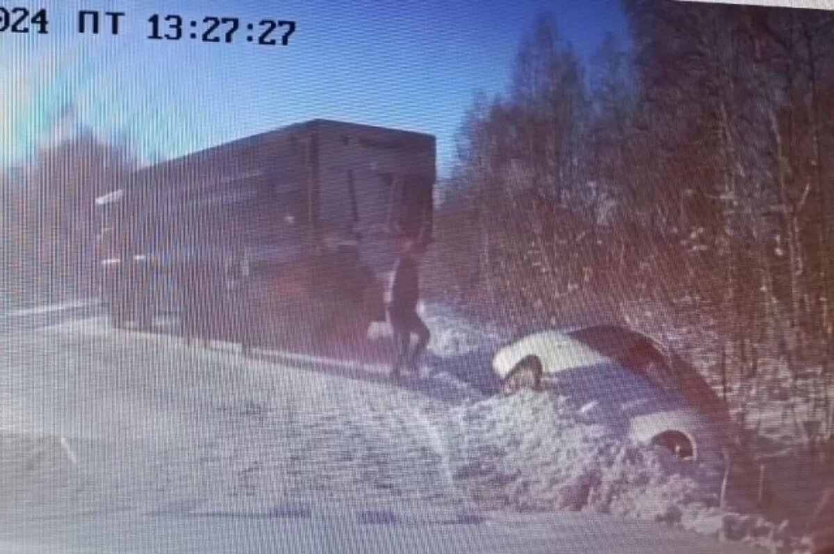    Инспекторы ДПС помогли жителю Якутии вытащить машину из кювета в Бурятии