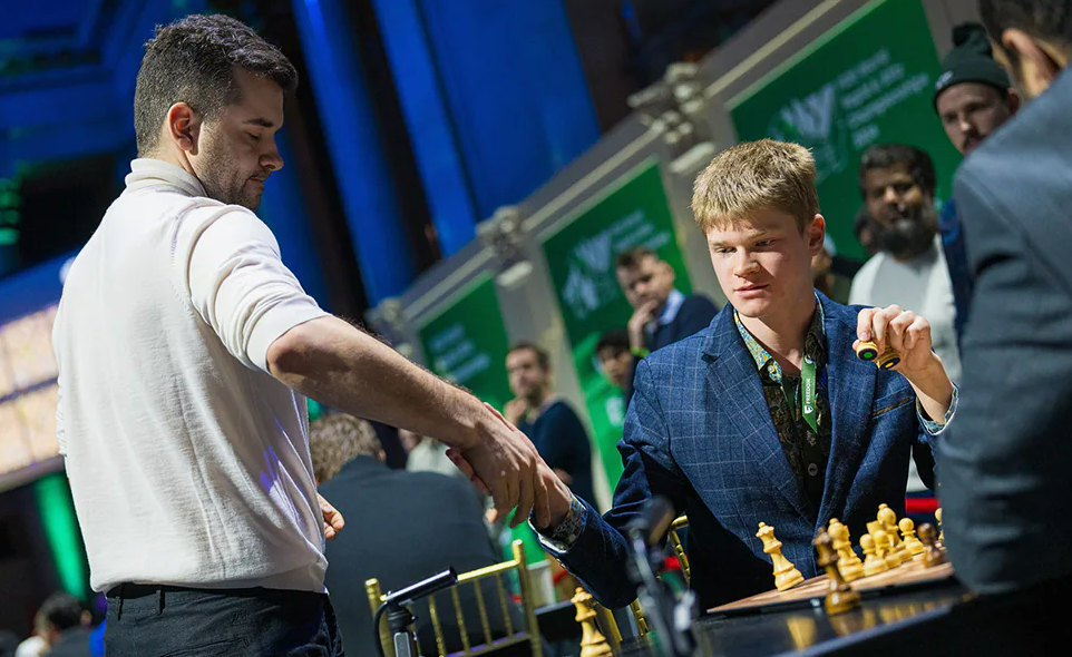 Ян Непомнящий и Володар Мурзин на соревнованиях в Нью-Йорке. Фото: ФИДЕ
