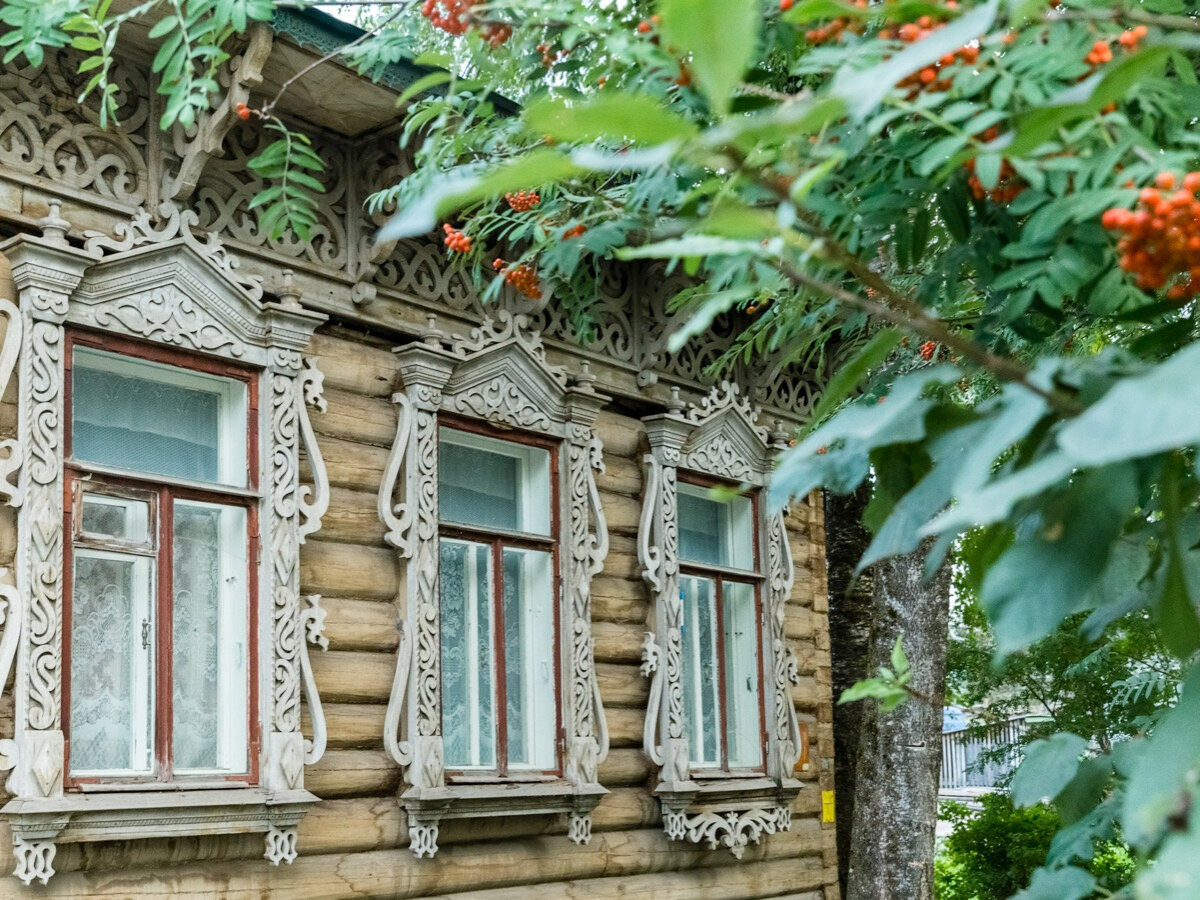 На старинных улочках города можно повстречать дома с удивительными резными наличниками
