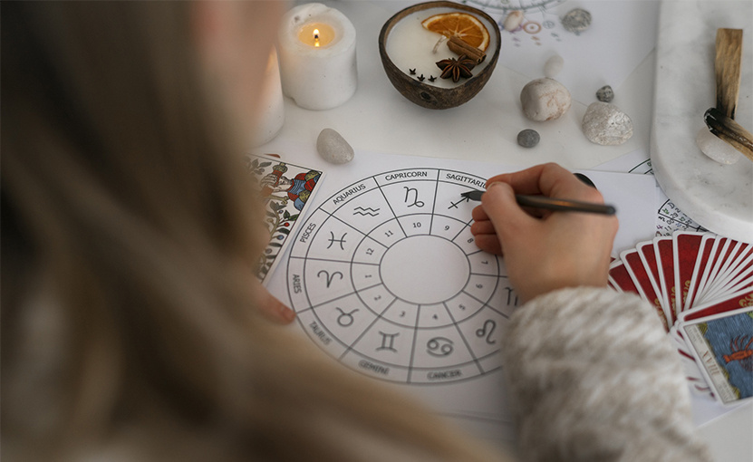    Гадание Таро онлайн на 2025 год: что обещает аркан Отшельника